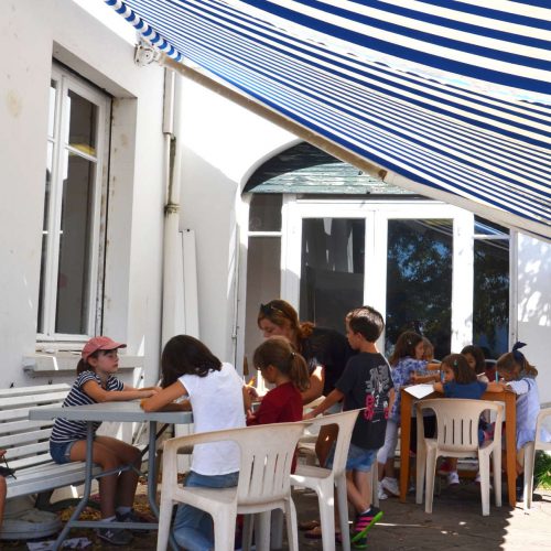 Enfants en activité manuelle à l'accueil de loisirs Haizpean