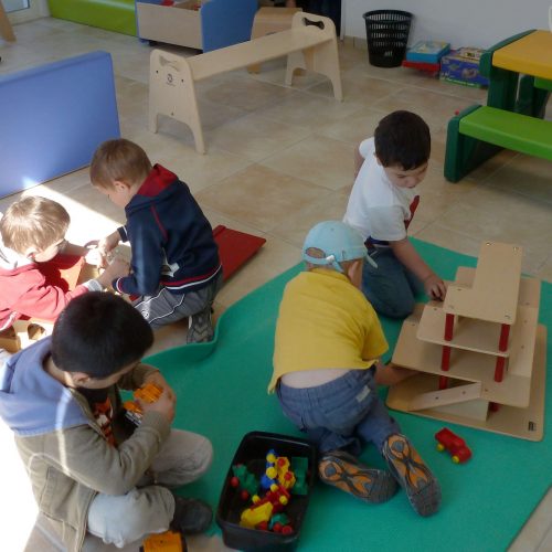 Enfants jouant par terre à l'accueil de loisirs de Lissardy Txiki