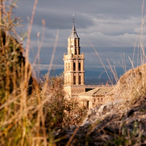 Arguedas, ville jumelée, vue vers le clocher de la ville, au 1er plan le désert des Bardenas