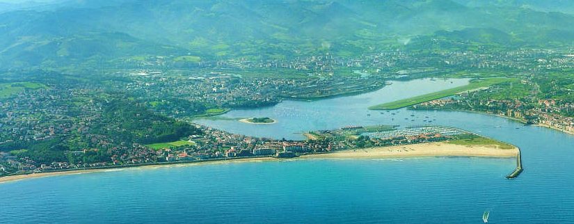 vue aérienne des communes de Hendaye Fontarrabie et Irun, vues de la mer