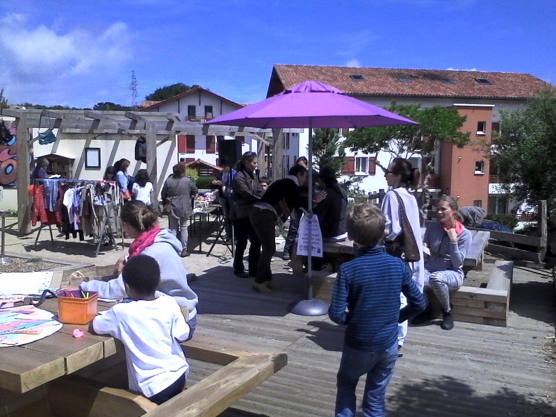 un café citoyen à Dongochenia à Hendaye