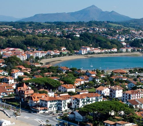 vue aérienne d'Hendaye de la plage vers la baie de txingudi, au loin, la montagne de la rhune