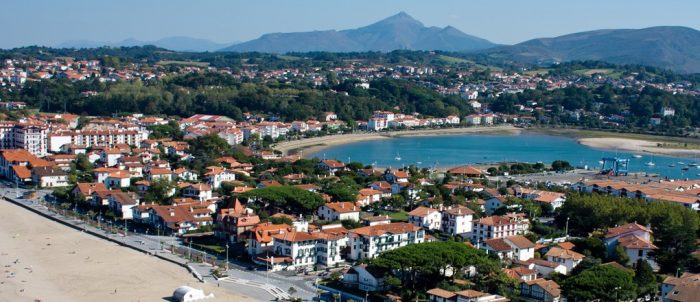 vue aérienne d'Hendaye de la plage vers la baie de txingudi, au loin, la montagne de la rhune