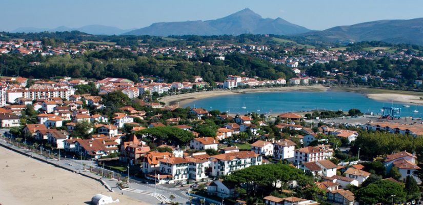 vue aérienne d'Hendaye de la plage vers la baie de txingudi, au loin, la montagne de la rhune