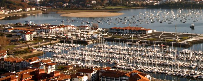 Vue aérienne du port de plaisance vers la baie de Txingudi et les montagnes basqueslage-vers-la-rhune-par-la-baie-chingoudi