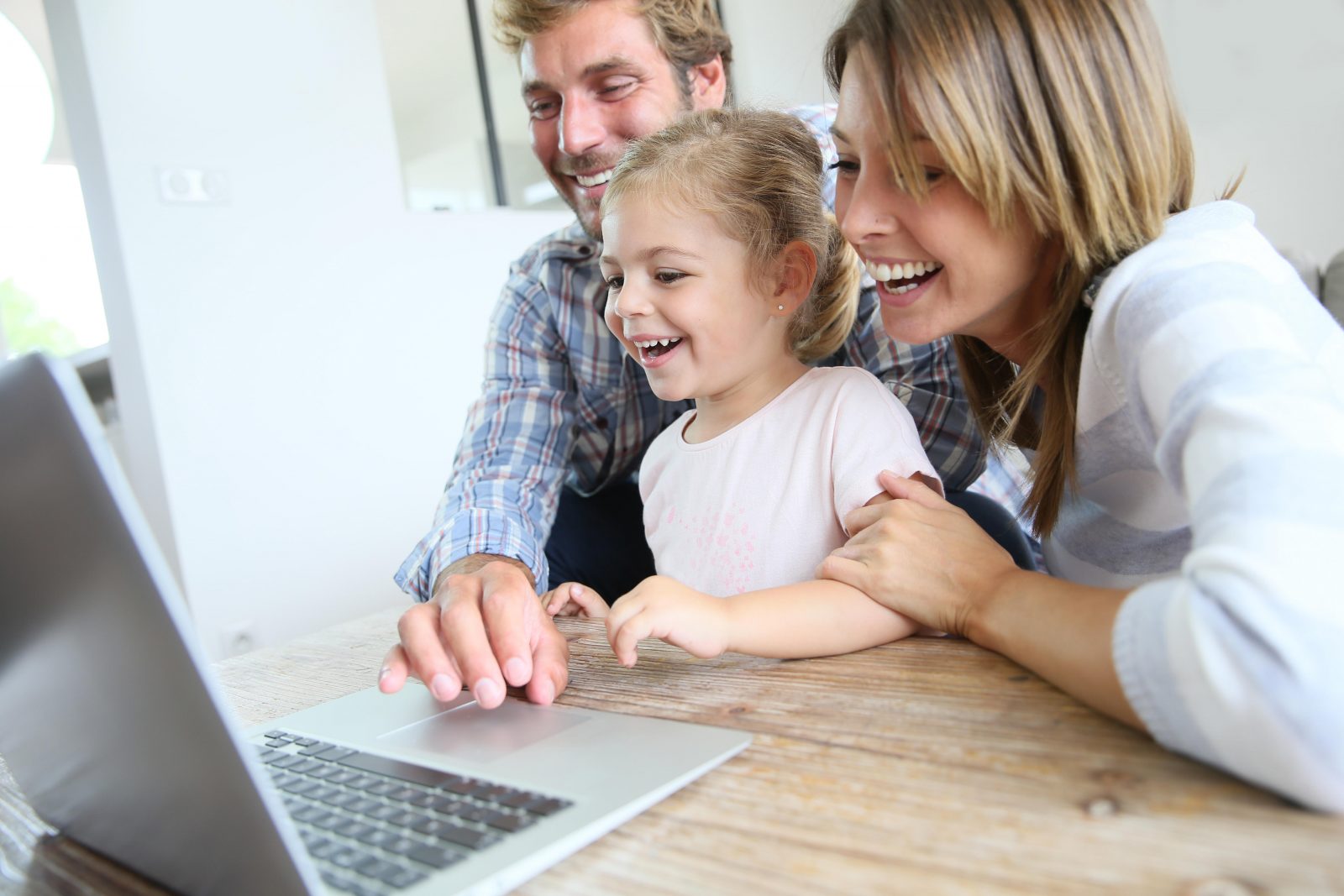 Famille devant un ordinateur portable