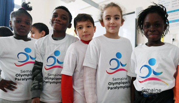 Des enfants qui participent à la Semaine Olympique et Paralympiques. Ils portent un t-shirt blanc prévu pour l'événement.