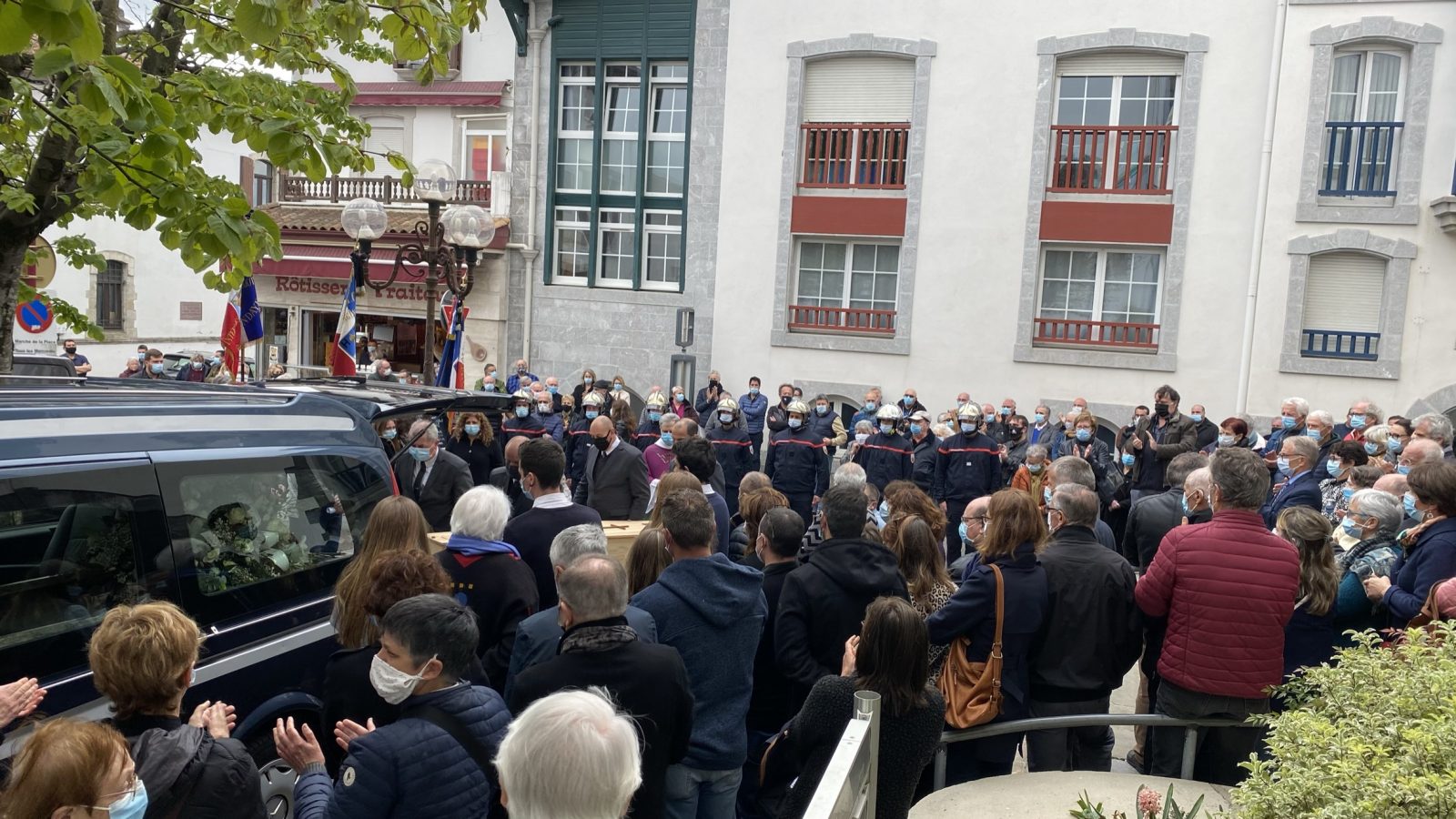 Saint-Raphaël: le maire offre des drapeaux français aux habitants